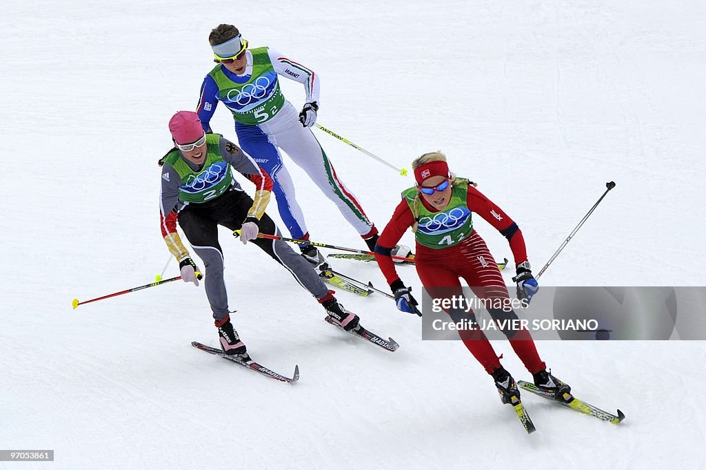 Norway'sTherese Johaug (R), Germany's Ev