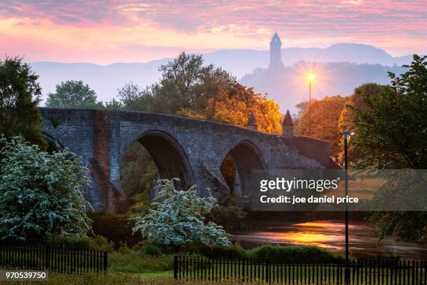 old stirling bridge, wallace monument, stirling, scotland - stirling 個照片及圖片檔