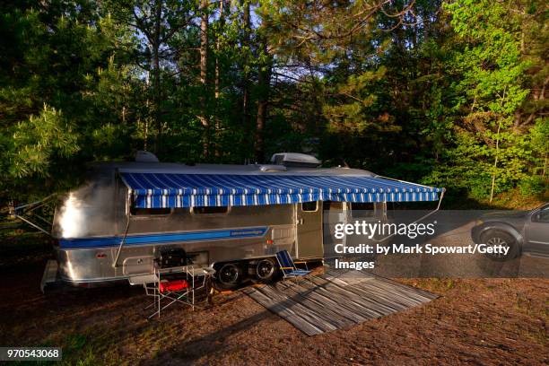 airstream travel trailer - airstream bildbanksfoton och bilder