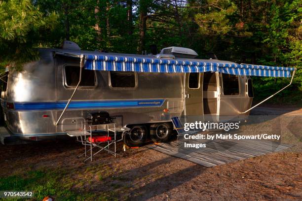 airstream travel trailer - airstream bildbanksfoton och bilder