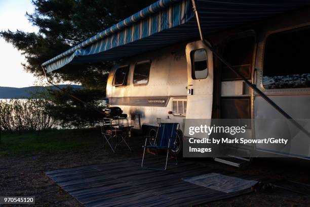 airstream travel trailer - airstream stockfoto's en -beelden