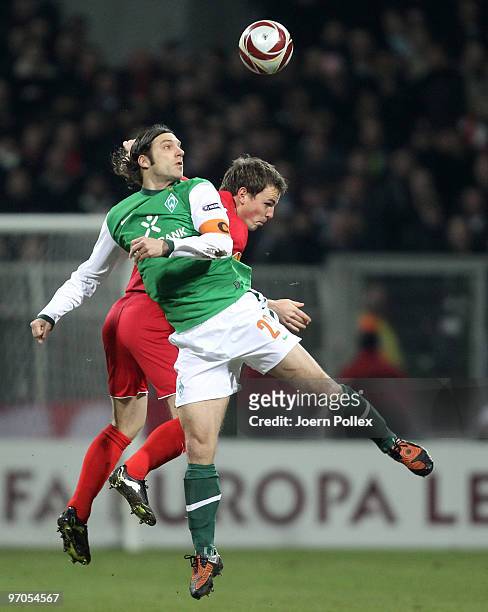 Torsten Frings of Bremen and Wout Brama of Twente battle for the ball during the UEFA Europa League knock-out round, second leg match between SV...