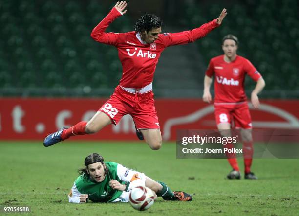Torsten Frings of Bremen and Bryan Ruiz of Twente battle for the ball during the UEFA Europa League knock-out round, second leg match between SV...