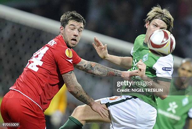 Bremen's forward Peter Niemeyer and FC Twente Dutch midfielder Theo Janssen vie for the ball during the UEFA Europe League football match Werder...