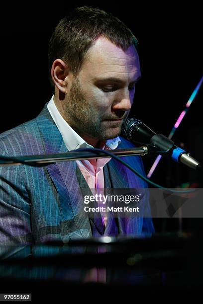 David Gray performs at the Sound And Vision fundraiser for Cancer Research UK at Abbey Road Studios on February 25, 2010 in London, England.