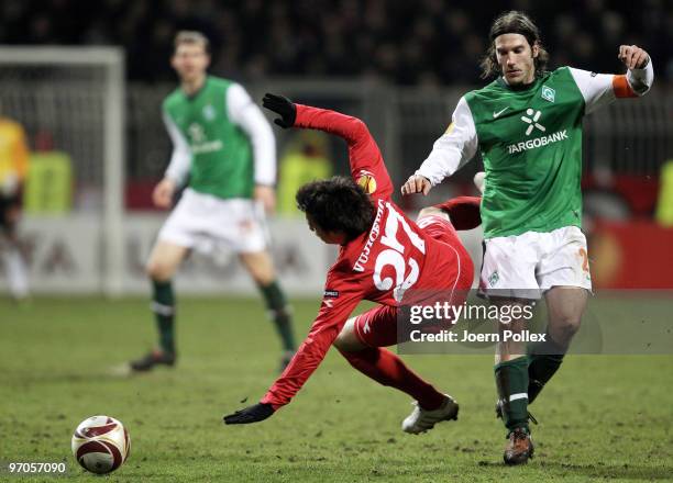 Torsten Frings of Bremen and Dario Vujicevic of Twente battle for the ball during the UEFA Europa League knock-out round, second leg match between SV...