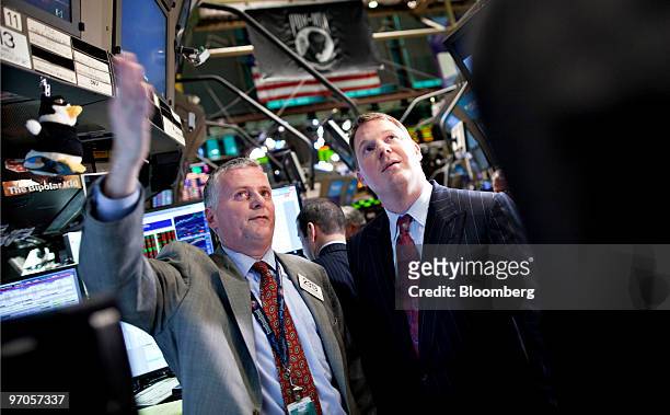 Paul Amos, president and chief operating officer of Aflac Inc., right, talks with Kevin O'Donnell at the post where Aflac shares are traded on the...