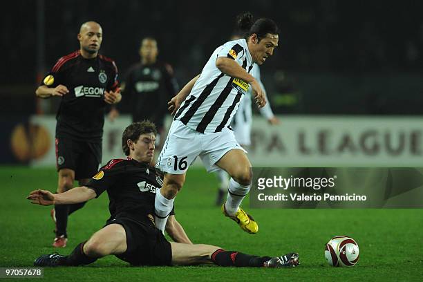 Mauro German Camoranesi of Juventus battles for the ball with Jan Vertonghen of Ajax during the UEFA Europa League Round 32 second leg match between...