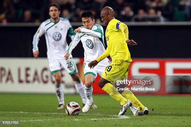 Makoto Hasebe of Wolfsburg and Marcos enna of Villareal compete for the ball during the UEFA Europa League knock-out round, second leg match between...