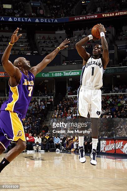 DeMarre Carroll of the Memphis Grizzlies shoots a jump shot against Lamar Odom of the Los Angeles Lakers during the game at the FedExForum on...