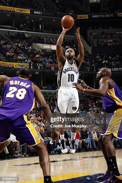 Jamaal Tinsley of the Memphis Grizzlies shoots a jump shot against Lamar Odom and Didier Ilunga-Mbenga of the Los Angeles Lakers during the game at...