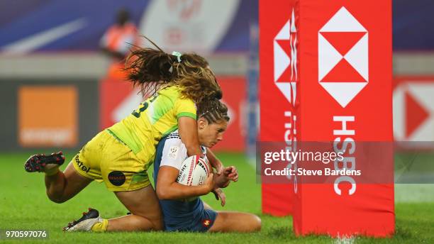 Caroline Drouin of France scores a try during the Women's Cup semi final between Australia and France during the HSBC Paris Sevens at Stade Jean...