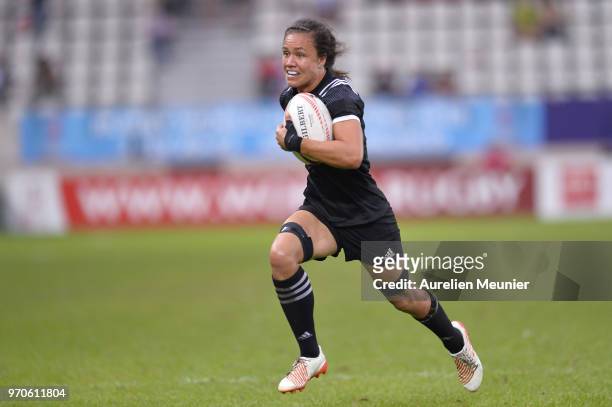Ruby Tui of New Zealand scores a try during match between New Zealand and Canada at the HSBC Paris Sevens, stage of the Rugby Sevens World Series at...