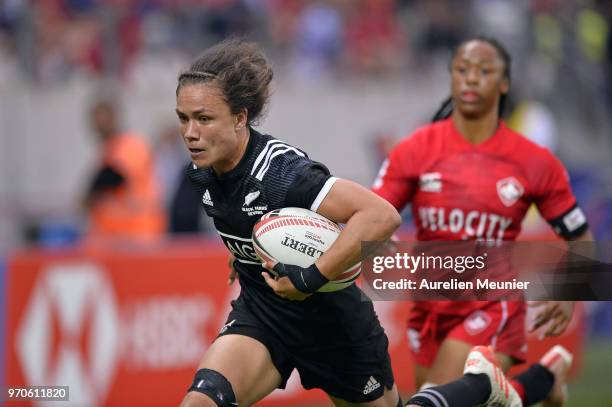 Ruby Tui of New Zealand scores a try during match between New Zealand and Canada at the HSBC Paris Sevens, stage of the Rugby Sevens World Series at...