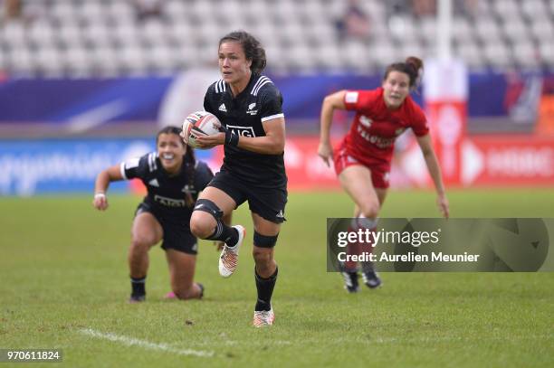 Ruby Tui of New Zealand scores a try during match between New Zealand and Canada at the HSBC Paris Sevens, stage of the Rugby Sevens World Series at...