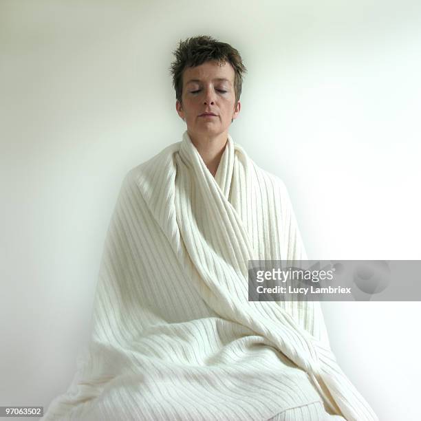 woman meditating - lucy lambriex fotografías e imágenes de stock