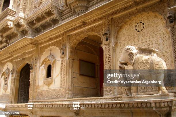 haveli, traditional townhouse or mansion with intricate ornate sandstone carvings, jaisalmer, rajasthan, india - haveli stock pictures, royalty-free photos & images