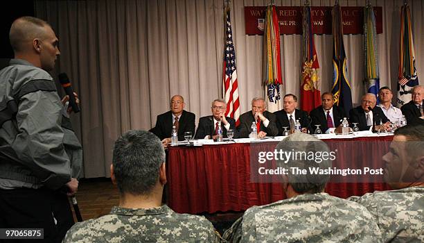 Walter Reed- Citizens DATE: 3/12/2007 NEG#: 189009 PHOTOGRAPHER: Michel du Cille Town Hall meeting held by the Independent Review Group, established...