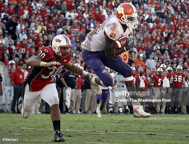October 27, 2007 NEG#: 195278 CREDIT: Preston Keres/TWP EDITTED: Remote College Park, Md. Terps vs Clemson. Here, Clemson's Aaron Kelly hauls in a...
