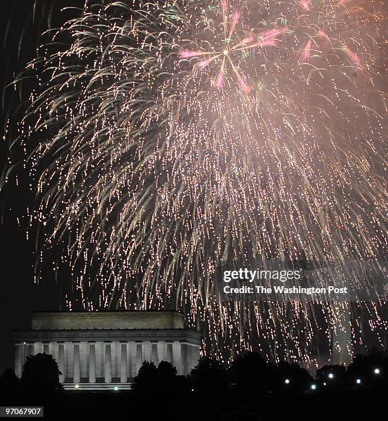 Ph/fireworks DATE: July 4, 2008 NEG#: 202449 CREDIT: Ricky Carioti / TWP. Arlington, Va. Just north of the Memorial Bridge along the Potomac River...