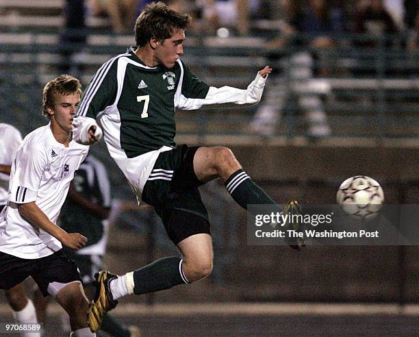 Sp_prepbsoc Date: October 2007 Photographer: Toni L. Sandys/TWP Neg #: 194862 Bethesda, MD Boys high school soccer Walter Johnson at Whitman on...