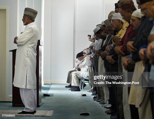 Mosque-2 Date: Kevin Clark/The Washington Post Neg #: 195120 Silver Spring, MD Imam Daud Ahmad Hanif leads the prayer at the Ahmadiyya Muslim...