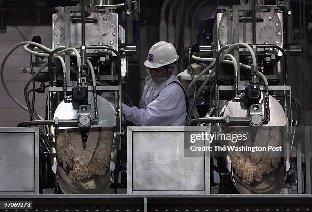 MEAT03a DATE: May 17, 2008 CREDIT: Carol Guzy/ The Washington Post South Sioux City, Nebraska Enrique Robles with BPI Technology Inc. Which uses...