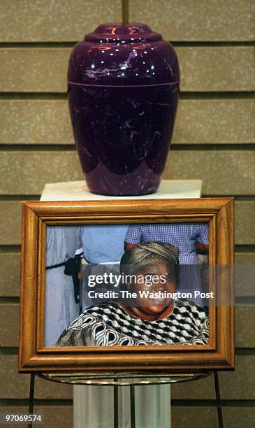 ObesityDayTwoJackie DATE: April 26, 2008 CREDIT: Carol Guzy/The Washington Post Washington DC Urn contains the ashes at memorial service at Pope...