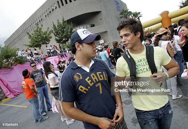 Sp_compete Date: September 19,2007 Photographer: Toni L. Sandys/TWP Neg #: 194598 Monterrey, The "American Football" team from Prepa Tech in...