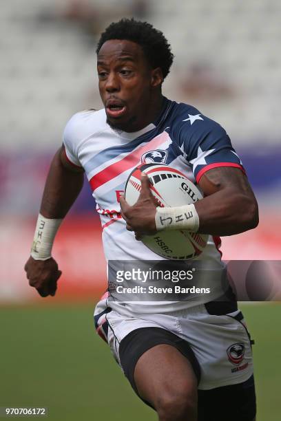 Carlin Isles of USA breaks away during the Cup quarter final match between USA and New Zealand during the HSBC Paris Sevens at Stade Jean Bouin on...