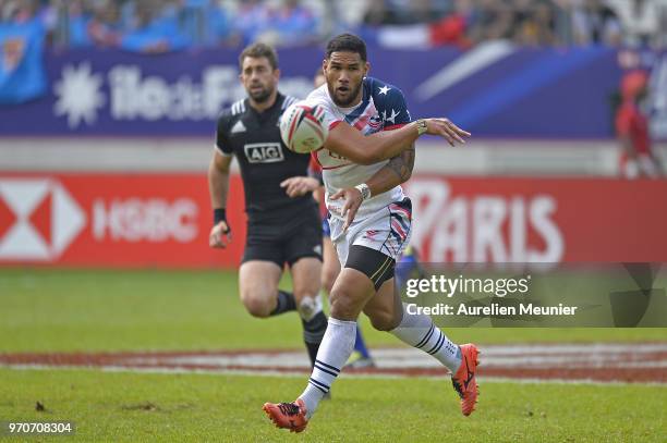 Martin Iosefo of The United States Of America passes the ball during the match betweenThe United States Of AMerica and New Zealand at the HSBC Paris...