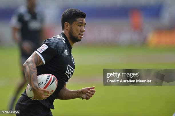 Regan Ware of New Zealand runs with the ball during the match betweenThe United States Of AMerica and New Zealand at the HSBC Paris Sevens, stage of...