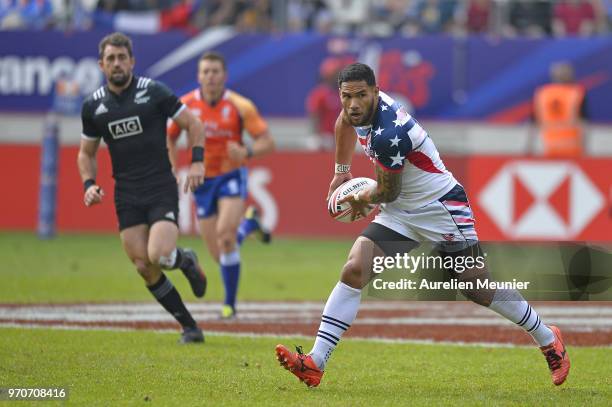 Martin Iosefo of The United States Of America passes the ball during the match betweenThe United States Of AMerica and New Zealand at the HSBC Paris...