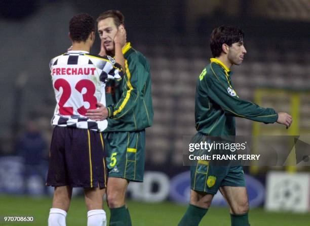 Le joueur de l'équipe portugaise de Boavista Porto, Nuno Miguel Frechaut salue le défenseur nantais Nicolas Gillet , tandis que Nicolas Laspalles...