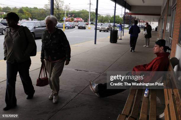 May 1, 2008 NEG#: 201175 CREDIT: Ricky Carioti / TWP. Burtonsville Shopping Center EDITOR: remote We visit with some merchants at the Burtonsville...