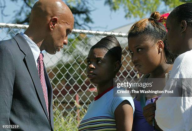 Kevin Clark/The Washington Post Neg #: 194335 Washington, DC Adrian Fenty, DC mayor, talks with Luella Rawlins Sabrina Rawlins and Michelle Rawslins,...