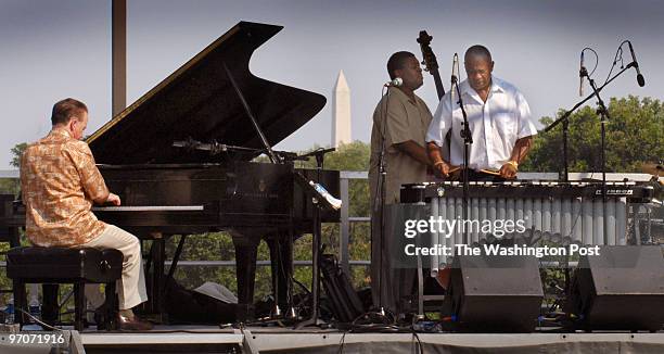 Ax-jazz assignmet no: 193927 Photographer: Gerald Martineau Rosslyn, VA Gateway park Jazz Festival Bobby Hutcherson plays the vibraphone at the...