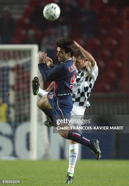 L'attaquant du PSG Martin Cardetti est à la lutte avec le défenseur du Boavista Porto Paulo Cesar Turra, le 26 novembre 2002 au Parc des Princes à...