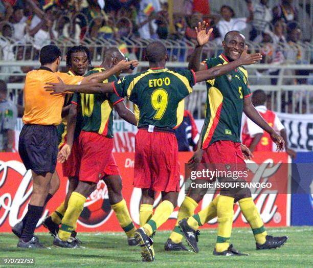 Les "Lions indomptables" du Cameroun célèbrent leur victoire sur la Tunisie le 10 février 2000 en demi-finale de la 22e Coupe d'Afrique des Nations...