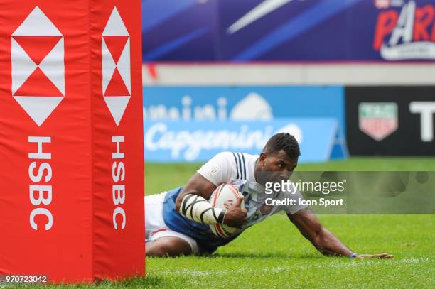 Tavite Veredamu of France scores a try during the match between France and Pays de Galles at the HSBC Paris Sevens, stage of the Rugby Sevens World...