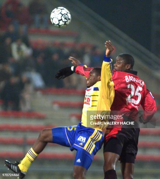 L'attaquant rennais Christian Bassila tente de capter le ballon au joueur strasbourgeois Joseph Cyrille Ndo , le 12 janvier 2000 au stade de la Route...