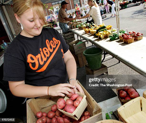 June 21, 2007 CREDIT: Mark Gail/ TWP Edgewater, Md ASSIGNMENT# :191852 EDITED: mg Jessica Kociolek with Knopp's Farm in Severn refilled the red...
