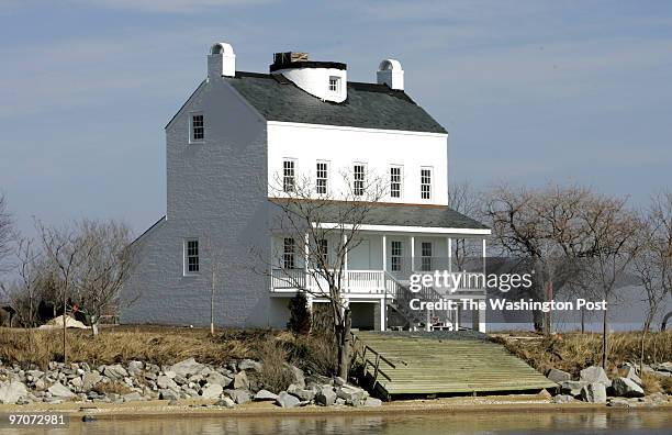 Sm-lighthouse DATE:March 06, 2008 CREDIT: Mark Gail/TWP St. Clements Island, Md. ASSIGNMENT#:?????? EDITED BY: mg Work on the Blackistone Island...