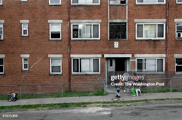 Housing Photos by Michael Williamson NEG#00000 1/24/08: PHOTOS FROM 3339 10th Place SE; THE HOME OF TRENTON ROBINSON: Exterior of the the troubled...