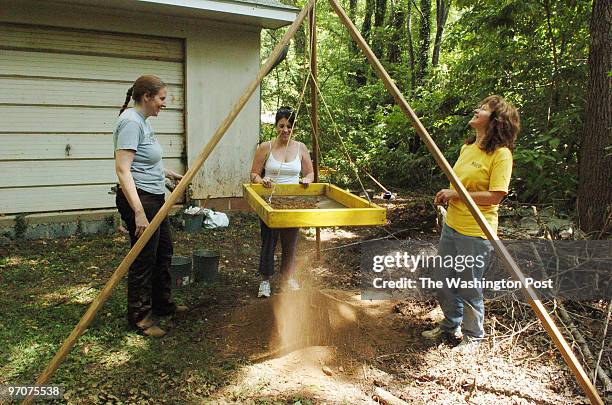 July 14, 2007 NEG#: 192449 CREDIT: Ricky Carioti / TWP. Corner of North and King streets in downtown Leesburg, Va. EDITOR: remote Archaeological dig...