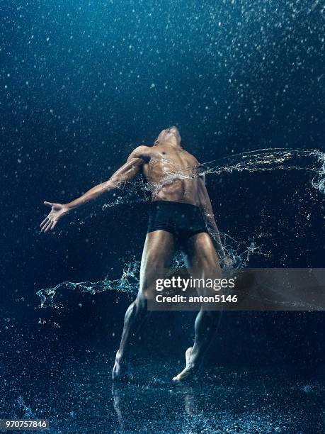 sportliche ballerina mit wasser - balletttänzer männlich stock-fotos und bilder