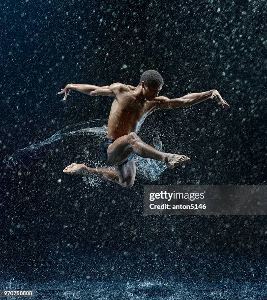 danseur de ballet athlétique avec l’eau - male gymnast photos et images de collection