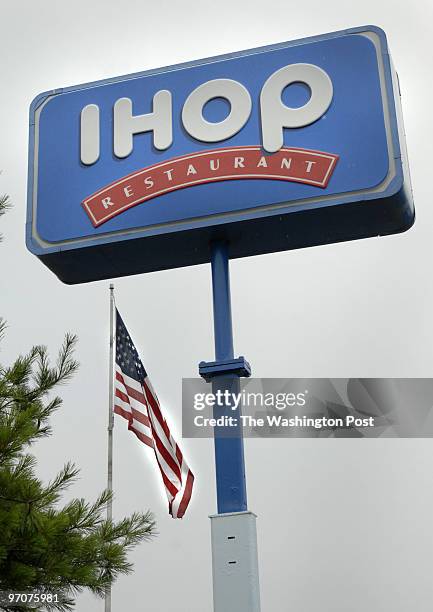 Me-flags assignment no: 192101 Photographer: Gerald Martineau along ret. 301 in Waldorf, MD large flags on display A large American Flag flies over...