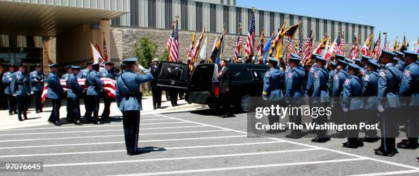 Hx-funeral22 DATE: June 22, 2007 CREDIT: Mark Gail/ TWP Fulton, Md ASSIGNMENT# :191904 EDITED: mg Howard County police officers pall bearers removed...