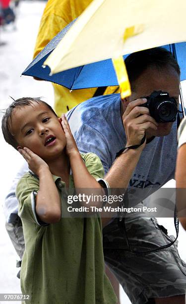 Sm-parade6 DATE: June 30, 2007 CREDIT: Mark Gail/ TWP Hollywood, Md ASSIGNMENT#: 192128 EDITED: mg Six-year-old Connor Humphrey covered his ears from...